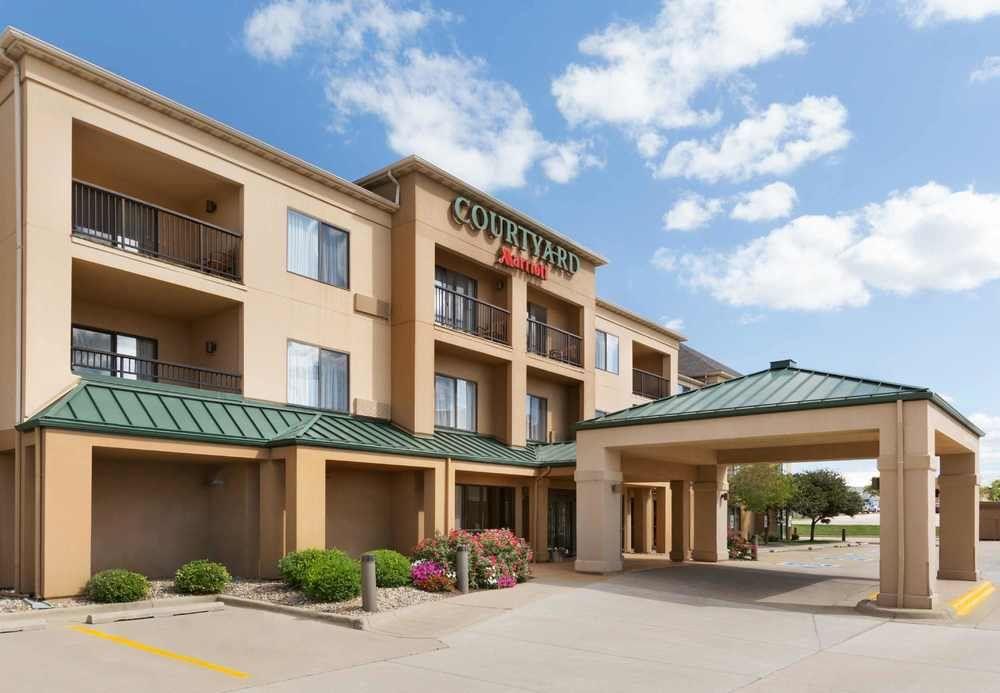 Courtyard By Marriott Bloomington Normal Hotel Buitenkant foto