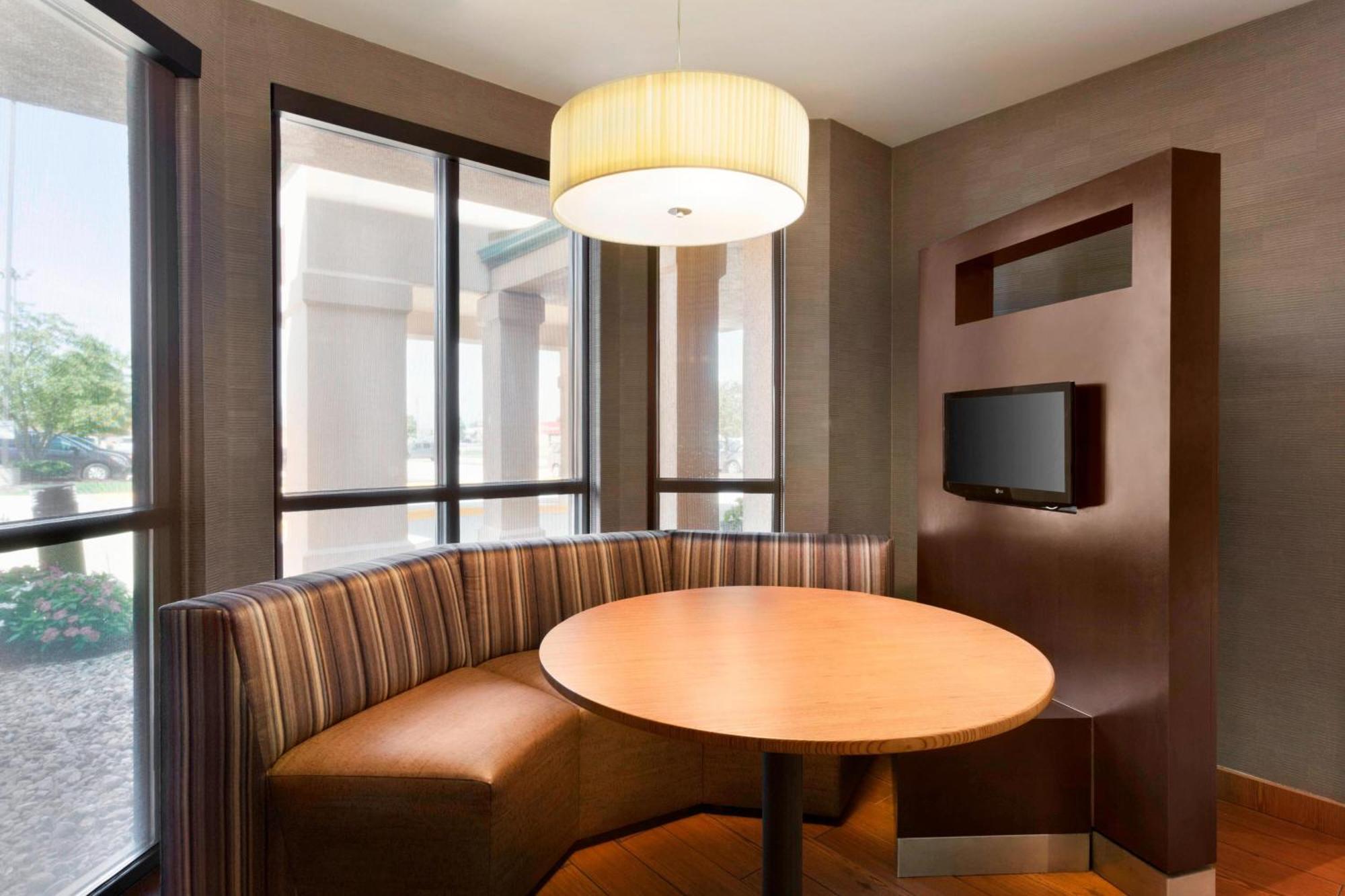 Courtyard By Marriott Bloomington Normal Hotel Buitenkant foto