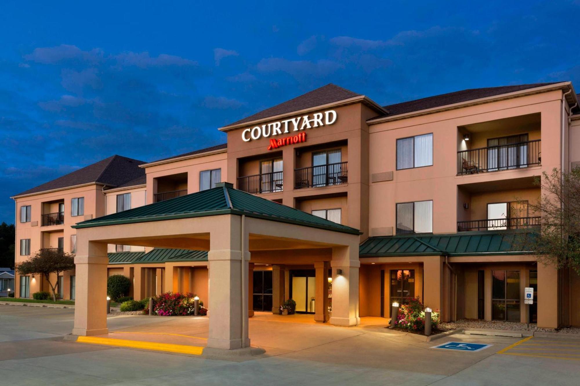 Courtyard By Marriott Bloomington Normal Hotel Buitenkant foto