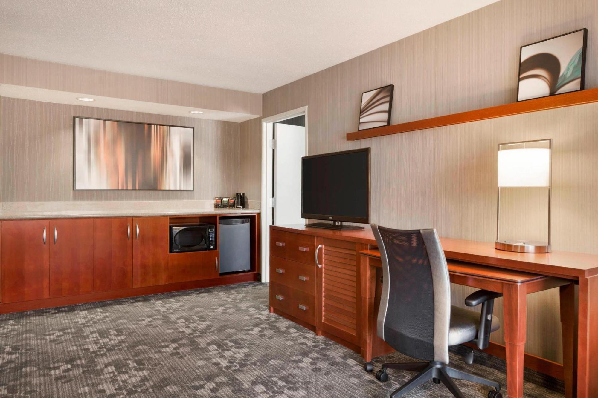 Courtyard By Marriott Bloomington Normal Hotel Buitenkant foto