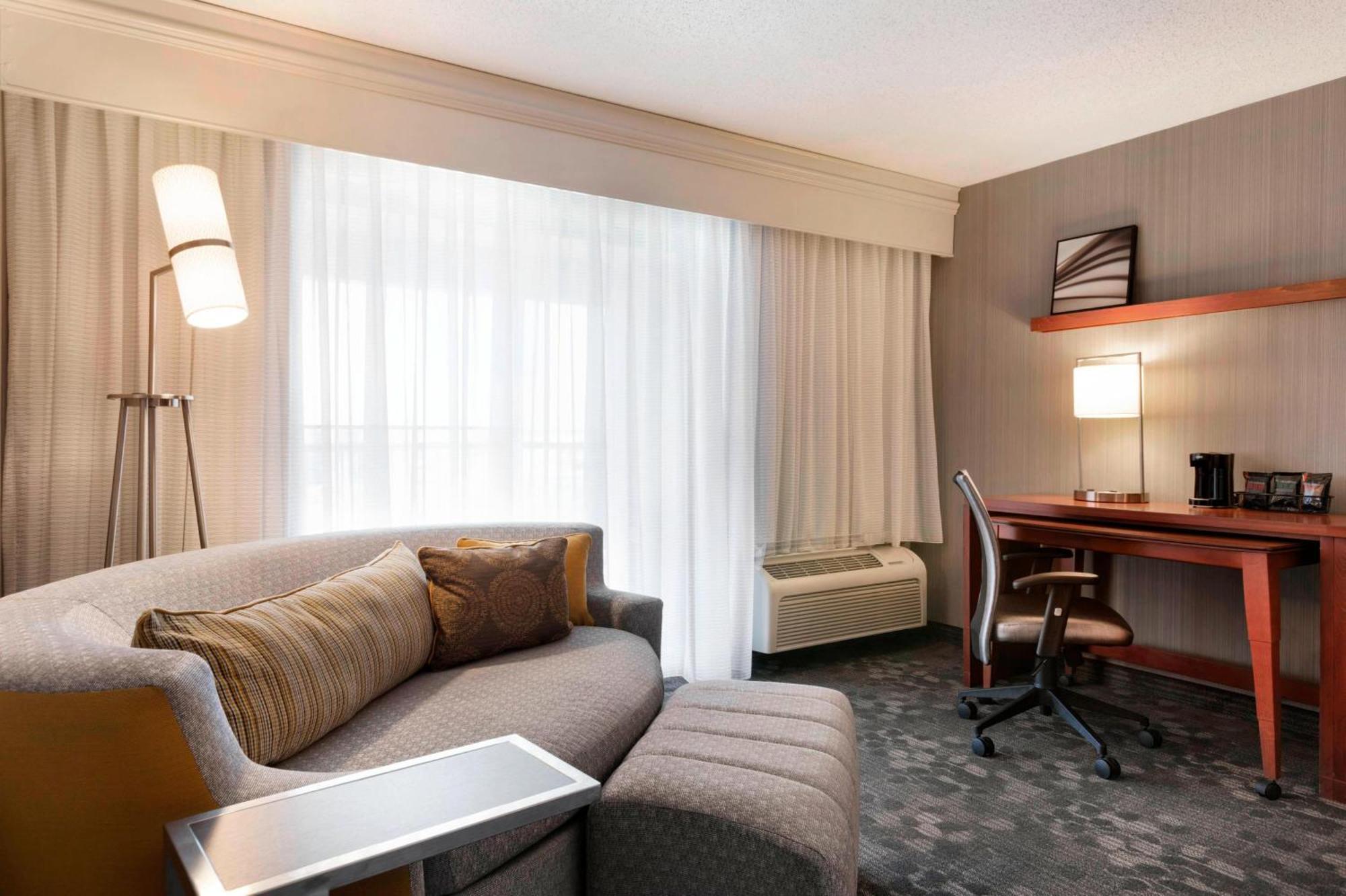 Courtyard By Marriott Bloomington Normal Hotel Buitenkant foto