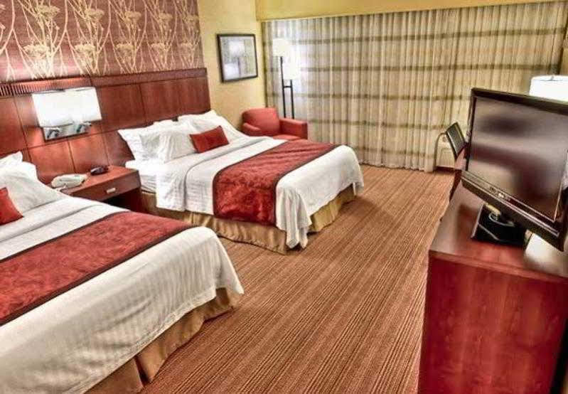 Courtyard By Marriott Bloomington Normal Hotel Buitenkant foto